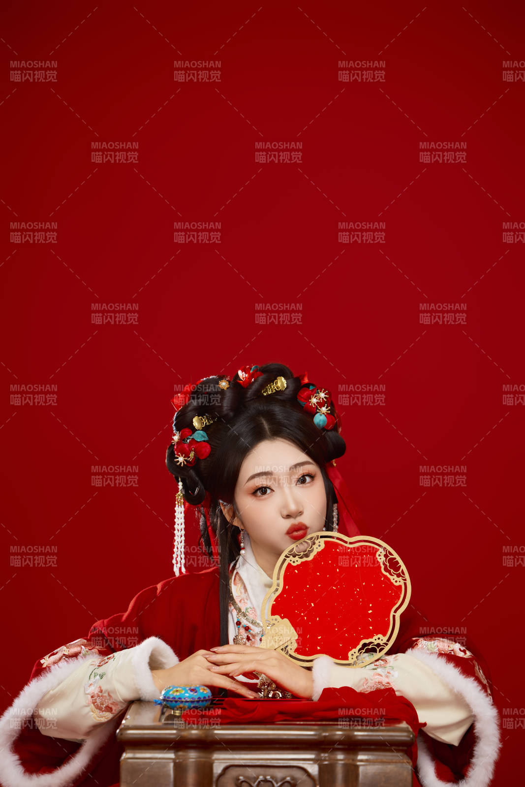 喜庆红色背景下身穿中国汉服的年轻女性图片