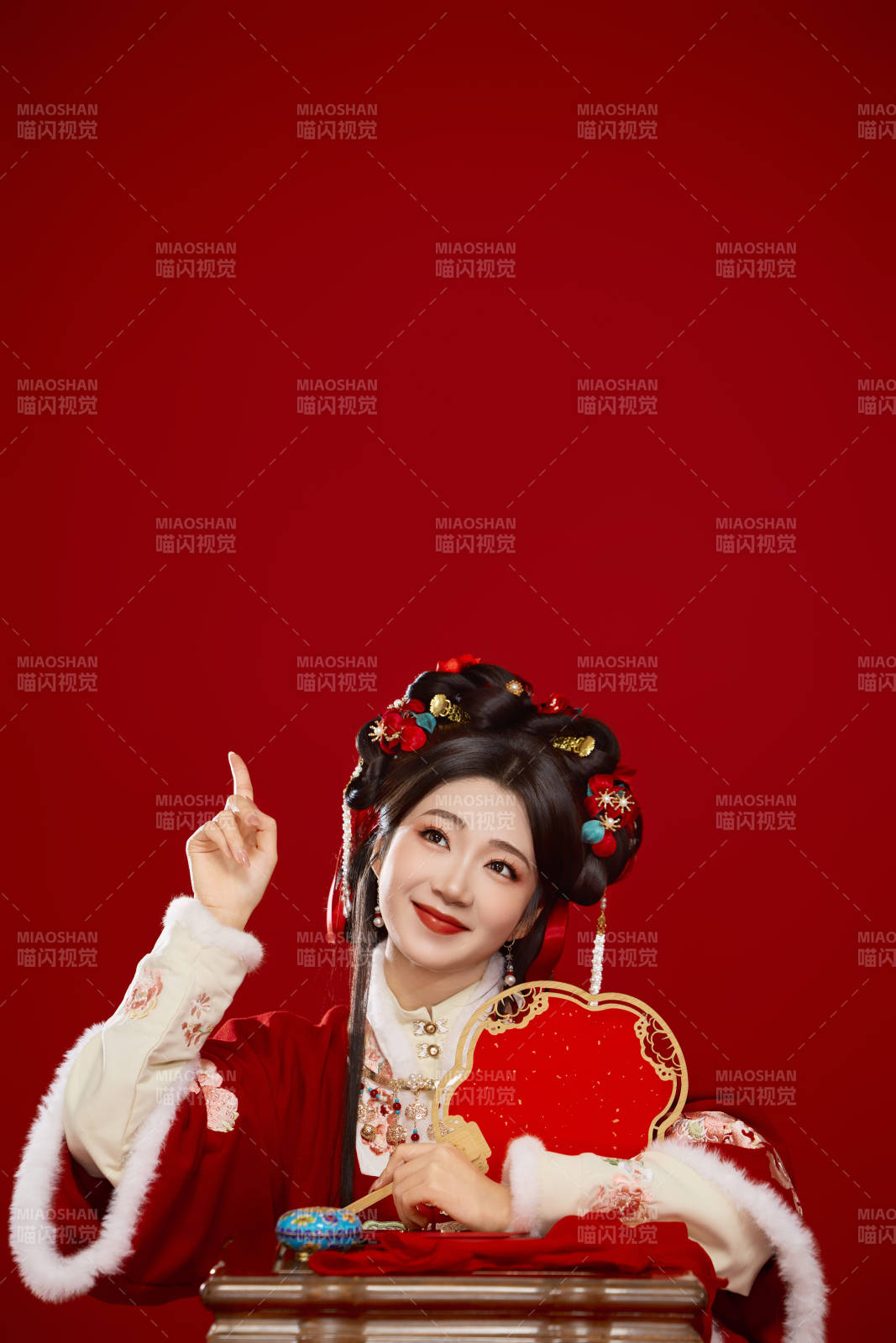 喜庆红色背景下身穿中国汉服的年轻女性图片