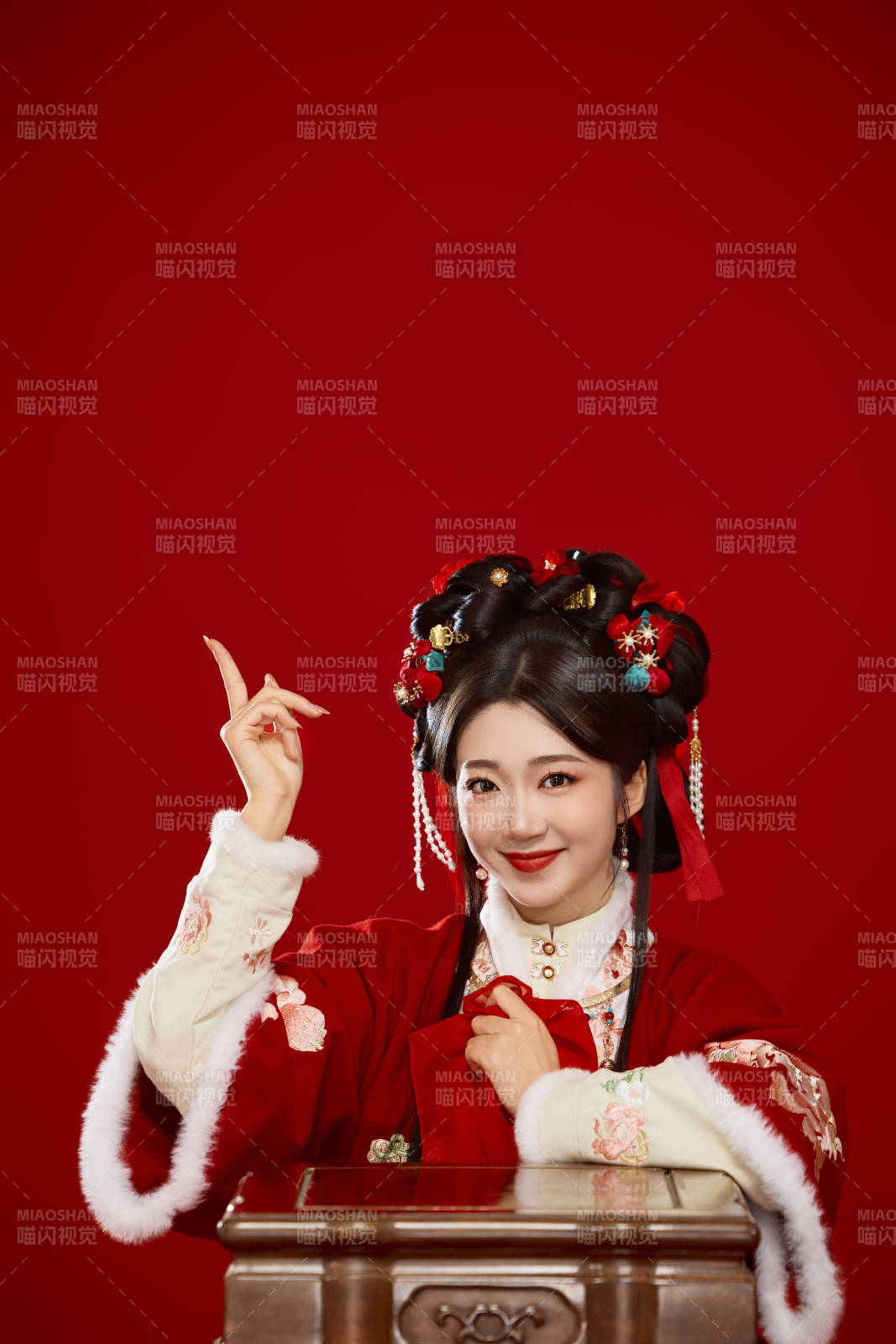 喜庆红色背景下身穿中国汉服的年轻女性图片