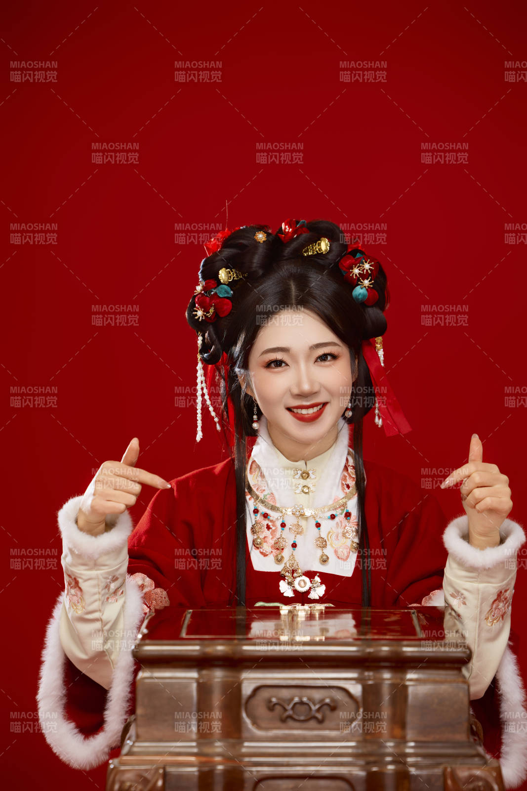 喜庆红色背景下身穿中国汉服的年轻女性图片