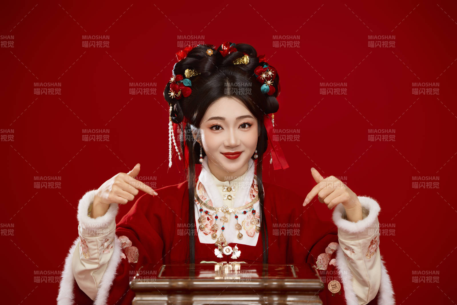 喜庆红色背景下身穿中国汉服的年轻女性图片