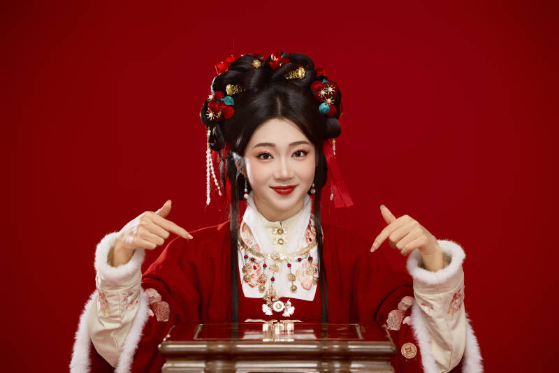喜庆红色背景下身穿中国汉服的年轻女性图片