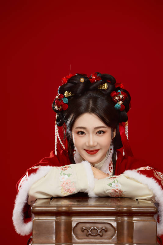 喜庆红色背景下身穿中国汉服的年轻女性图片