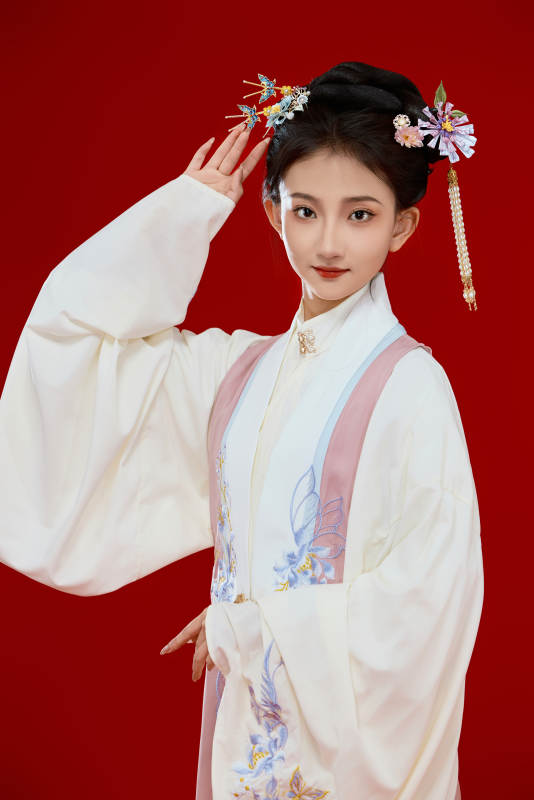 红色背景下穿着中国明朝明制汉服服饰的少女图片