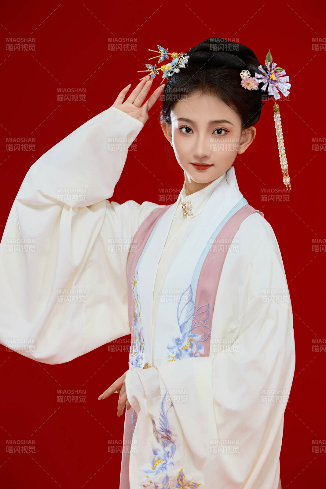 红色背景下穿着中国明朝明制汉服服饰的少女图片