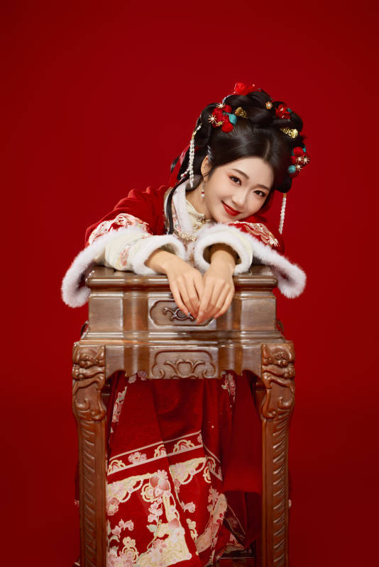 喜庆红色背景下身穿中国汉服的年轻女性图片
