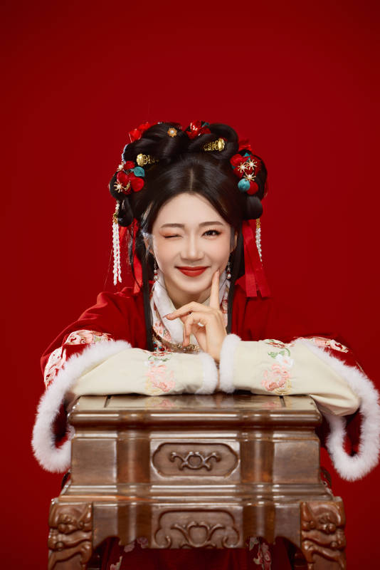 喜庆红色背景下身穿中国汉服的年轻女性图片