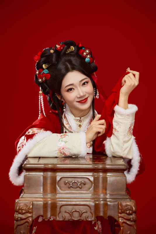 喜庆红色背景下身穿中国汉服的年轻女性图片