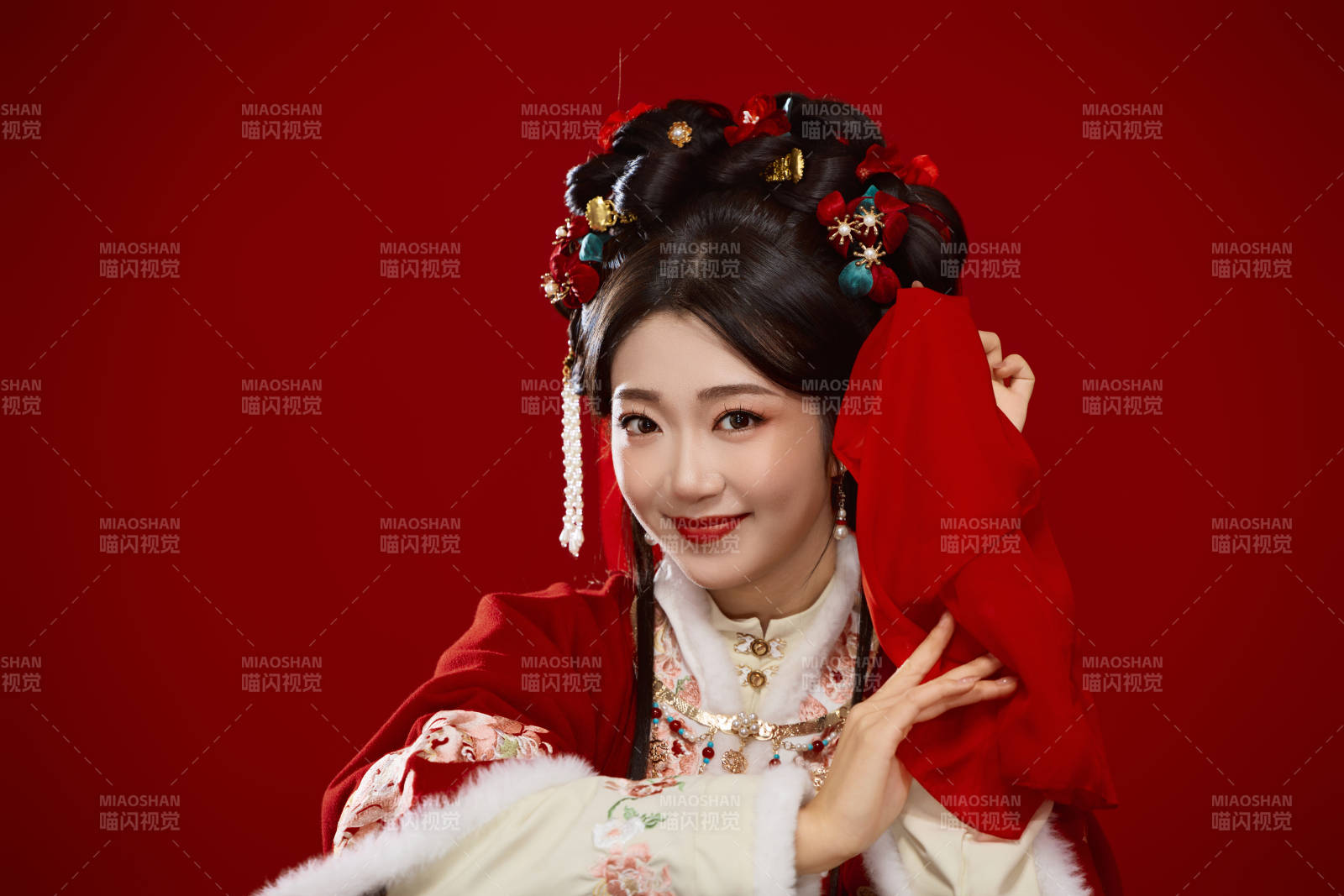 喜庆红色背景下身穿中国汉服的年轻女性图片