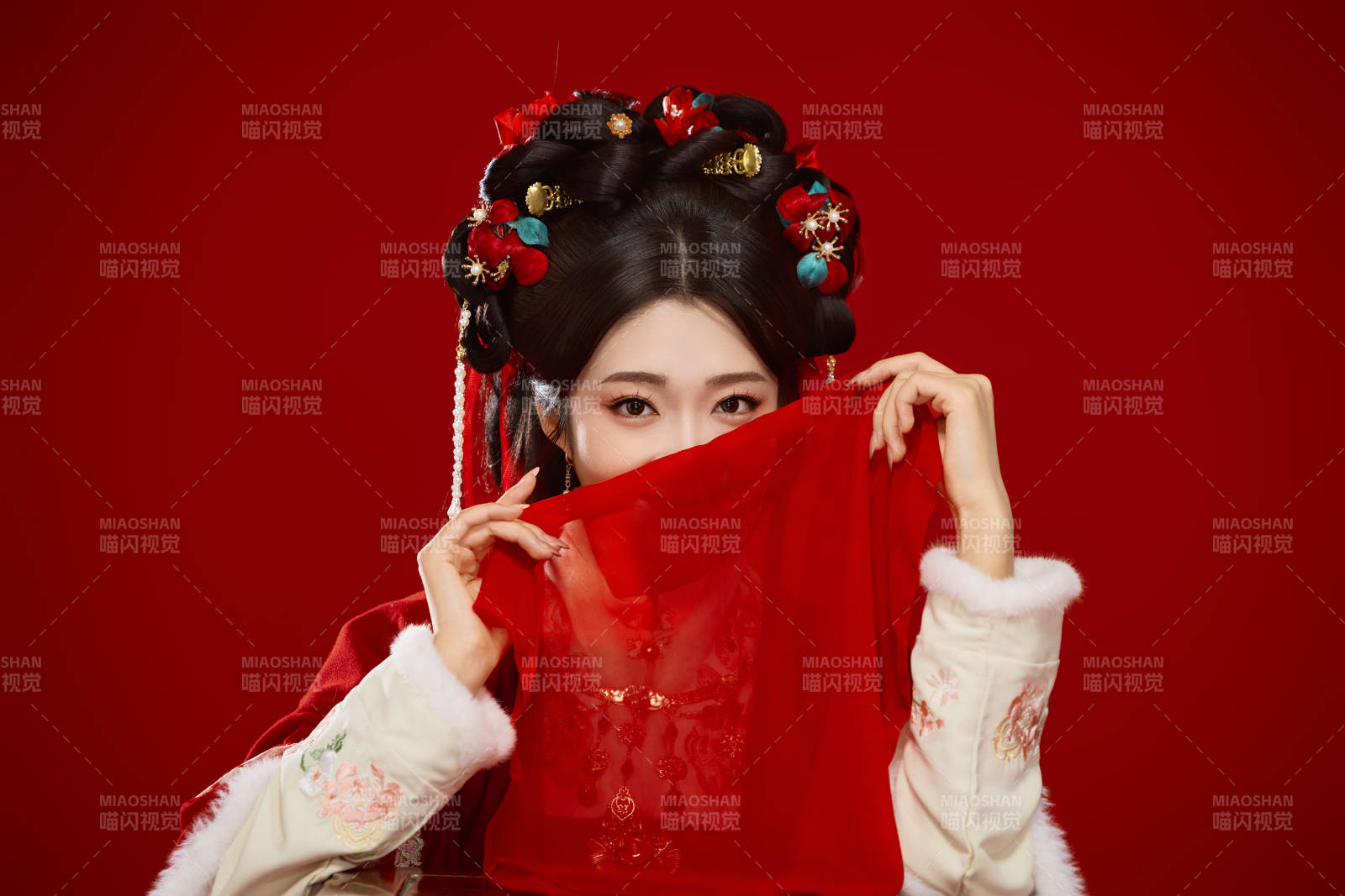 喜庆红色背景下身穿中国汉服的年轻女性图片