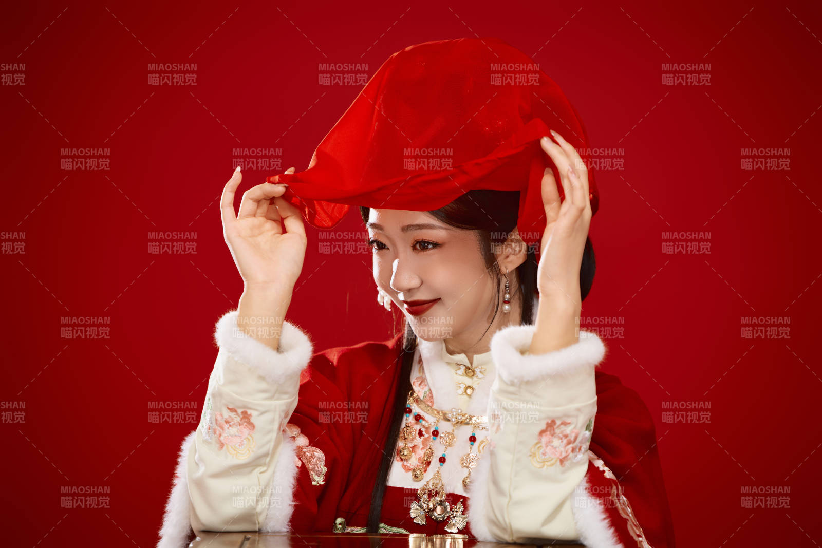 喜庆红色背景下身穿中国汉服的年轻女性图片