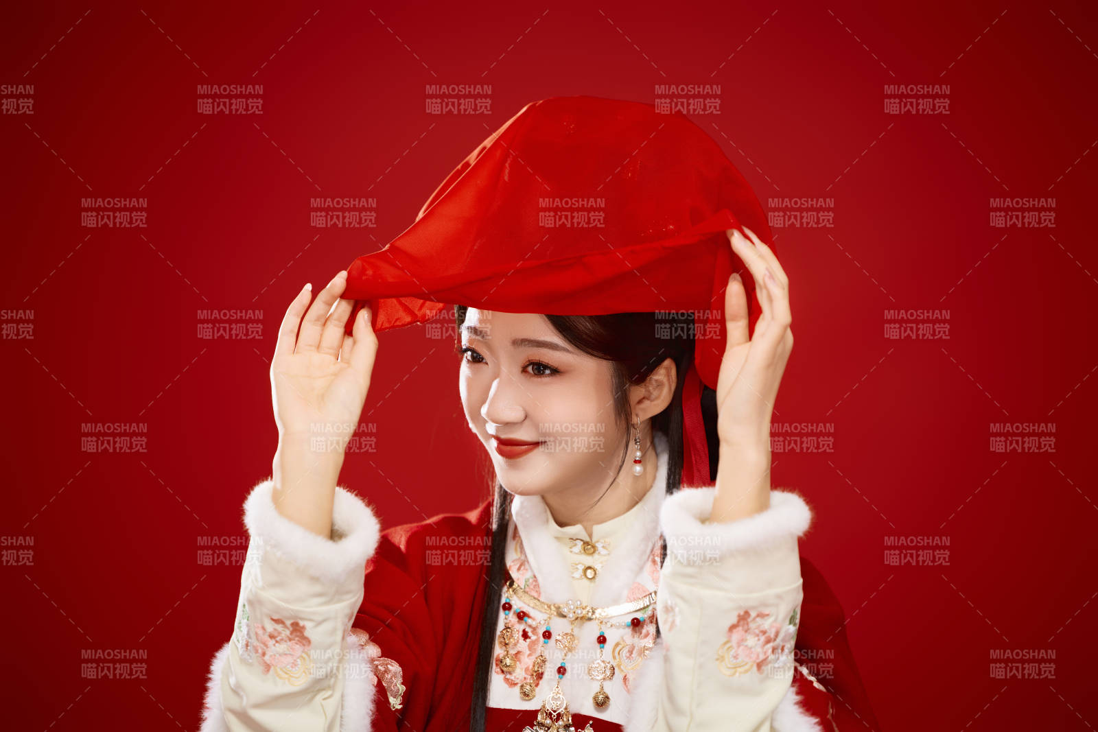 喜庆红色背景下身穿中国汉服的年轻女性图片