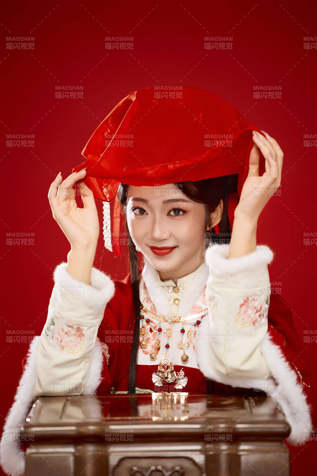 喜庆红色背景下身穿中国汉服的年轻女性图片