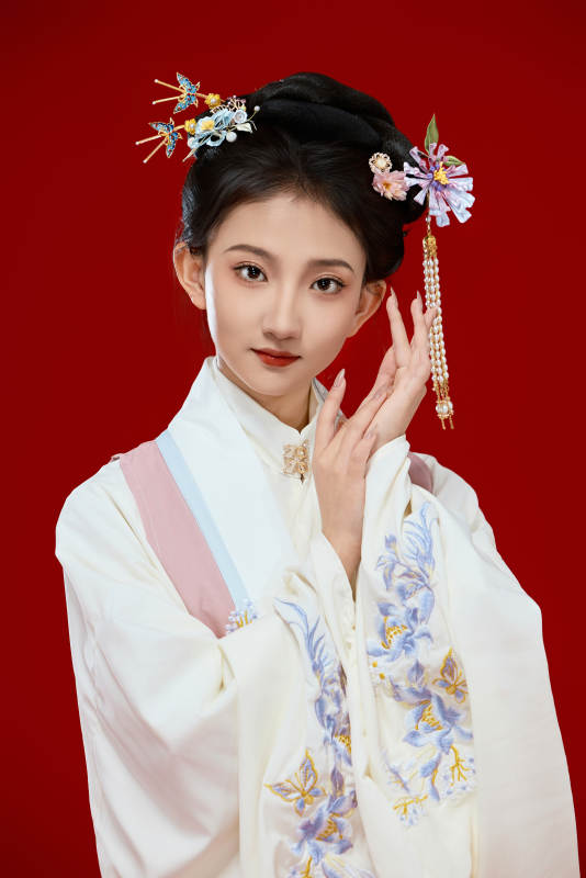 红色背景下穿着中国明朝明制汉服服饰的少女图片