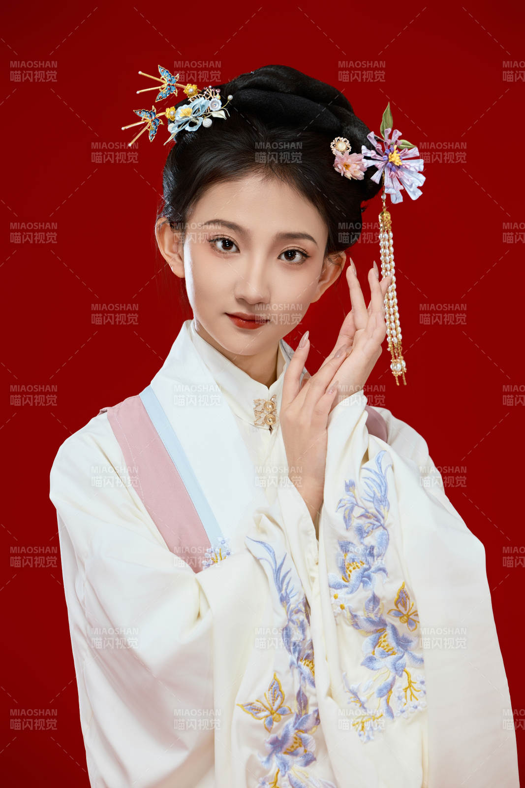 红色背景下穿着中国明朝明制汉服服饰的少女图片