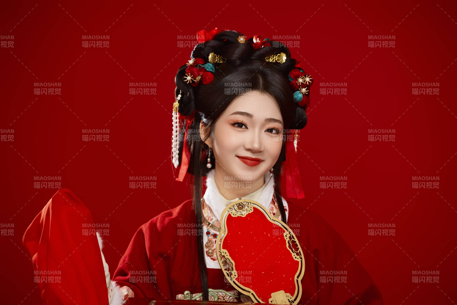 喜庆红色背景下身穿中国汉服的年轻女性图片