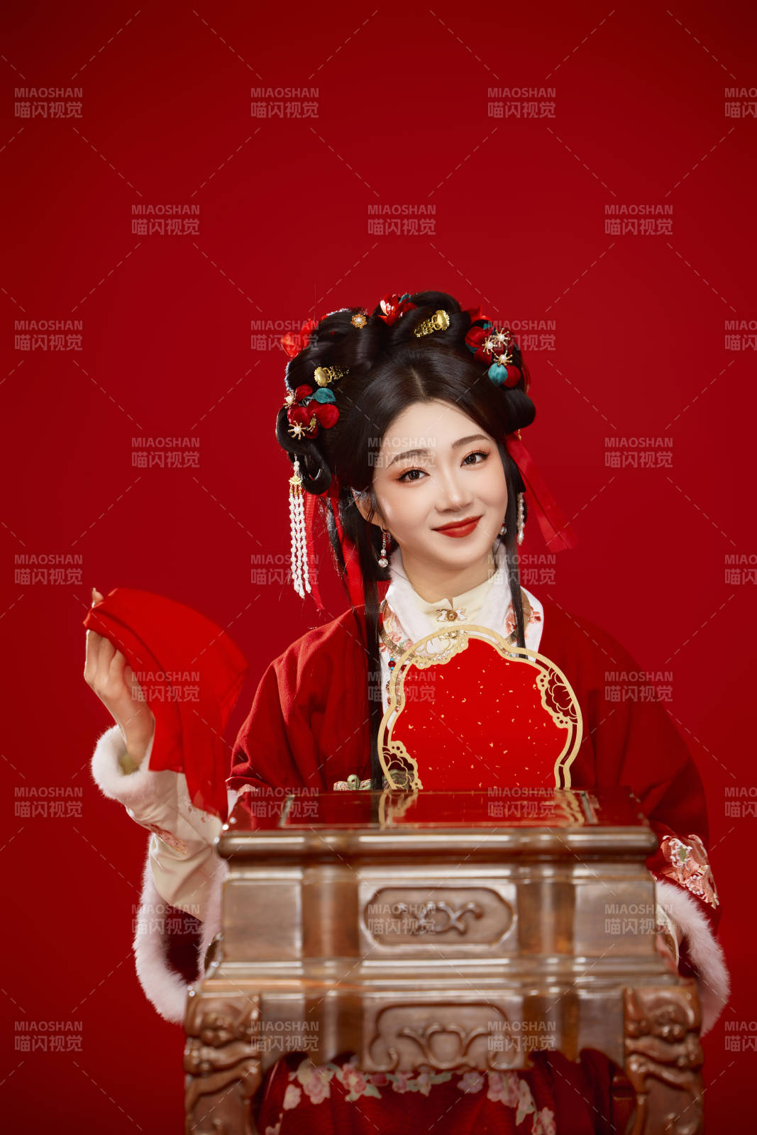 喜庆红色背景下身穿中国汉服的年轻女性图片