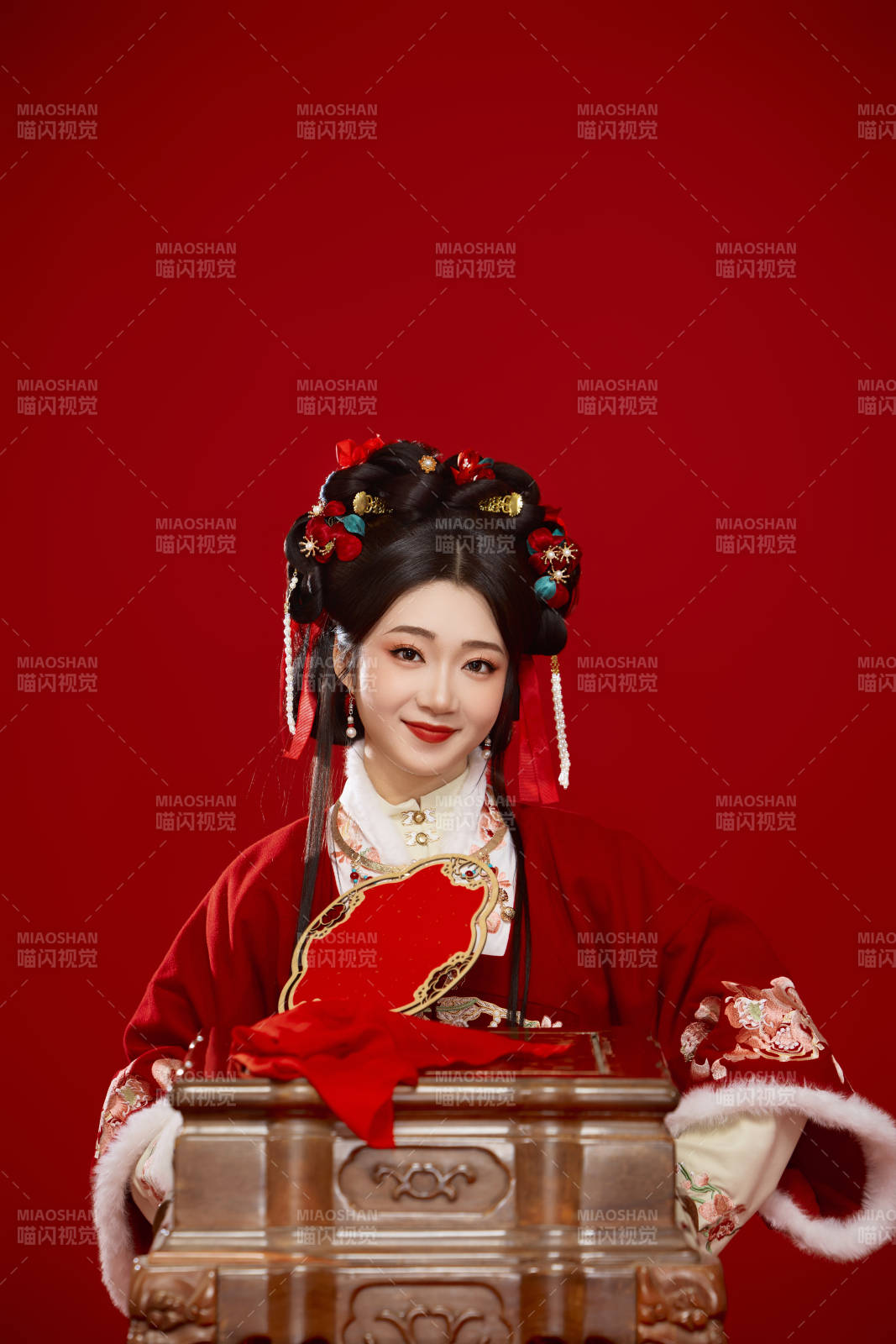 喜庆红色背景下身穿中国汉服的年轻女性图片