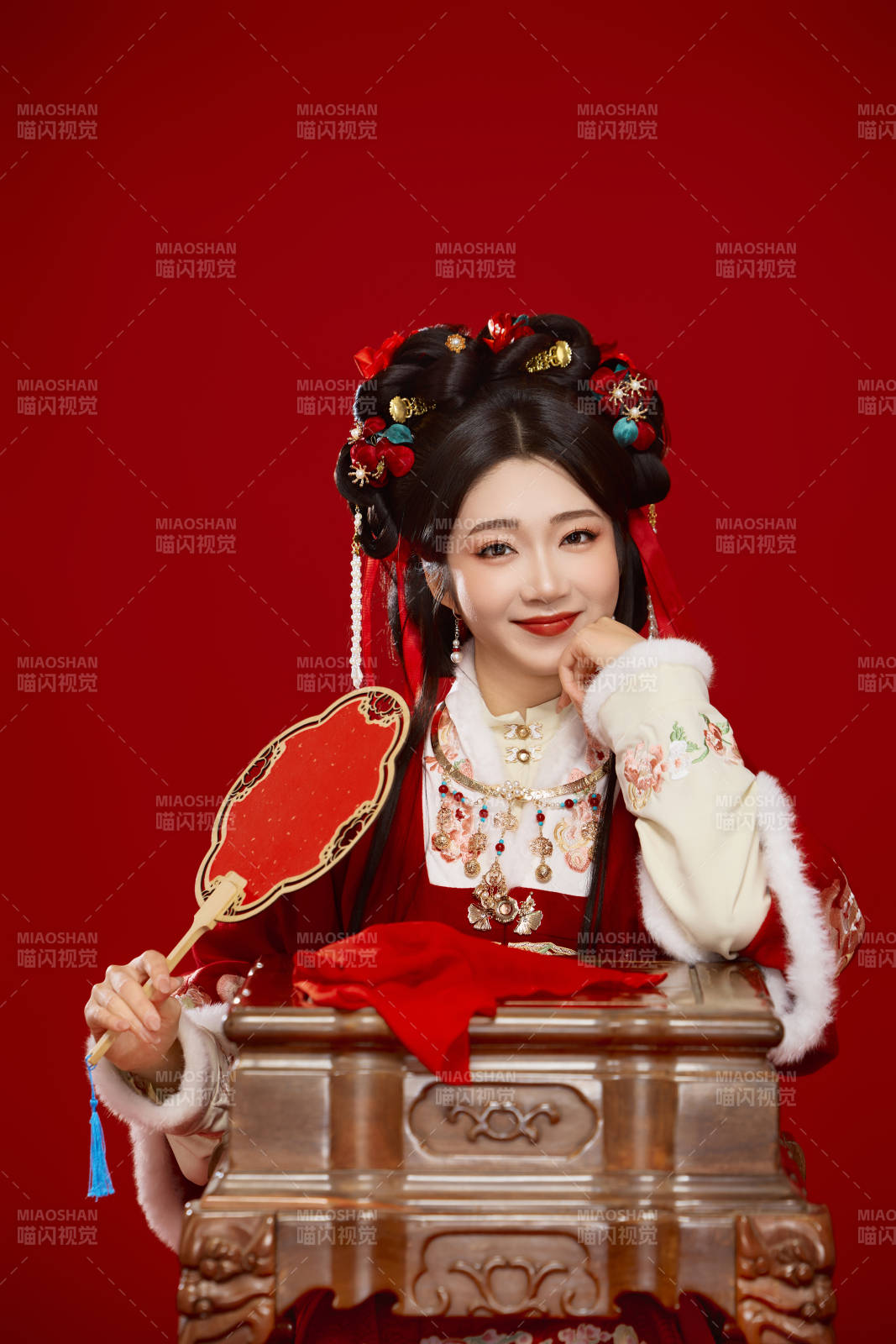 喜庆红色背景下身穿中国汉服的年轻女性图片