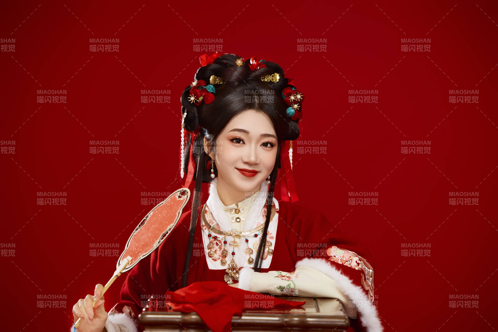 喜庆红色背景下身穿中国汉服的年轻女性图片