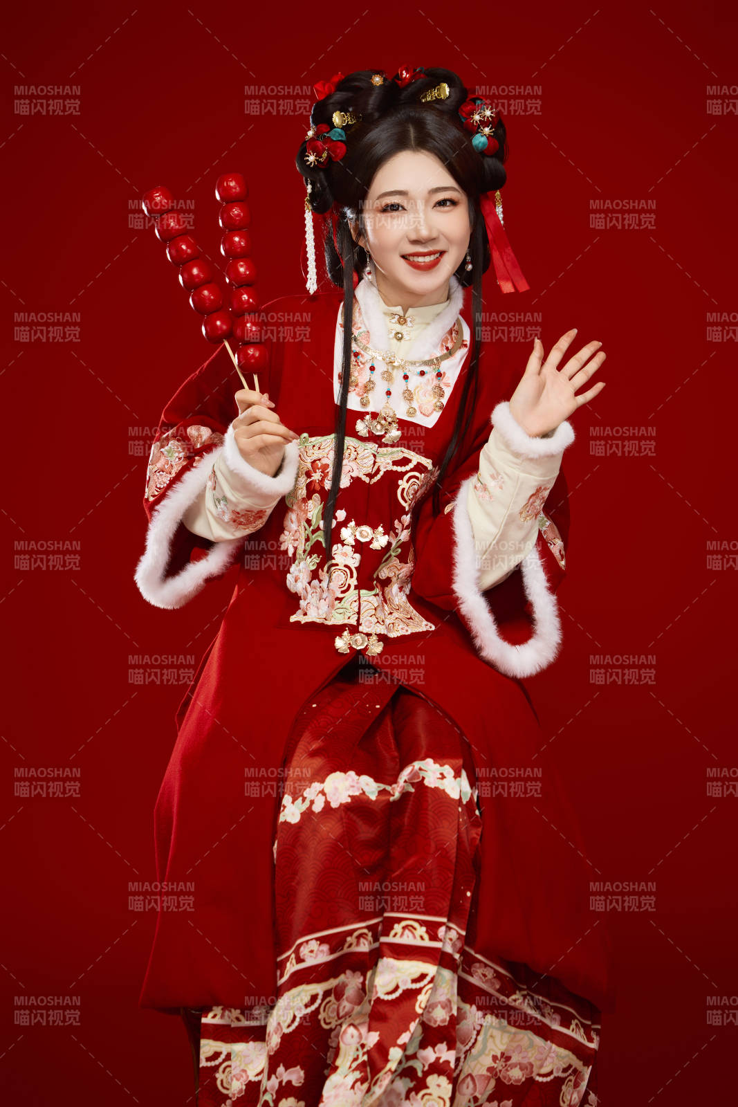 身穿喜庆汉服手拿糖葫芦的可爱中国美女图片