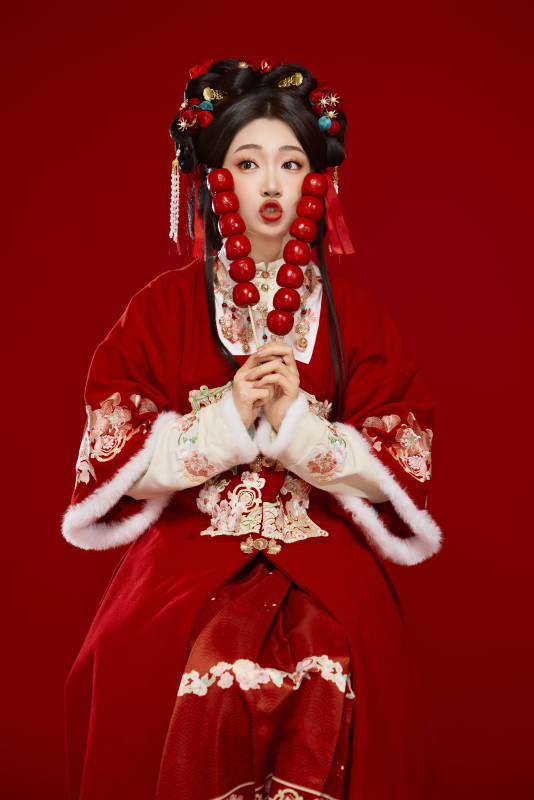 身穿喜庆汉服手拿糖葫芦的可爱中国美女图片