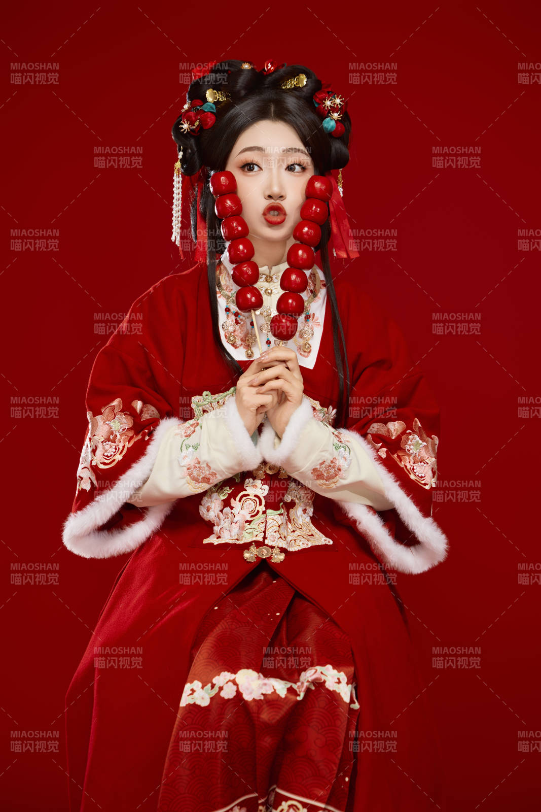 身穿喜庆汉服手拿糖葫芦的可爱中国美女图片