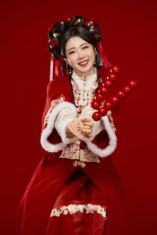 身穿喜庆汉服手拿糖葫芦的可爱中国美女图片