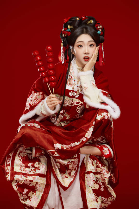 身穿喜庆汉服手拿糖葫芦的可爱中国美女图片