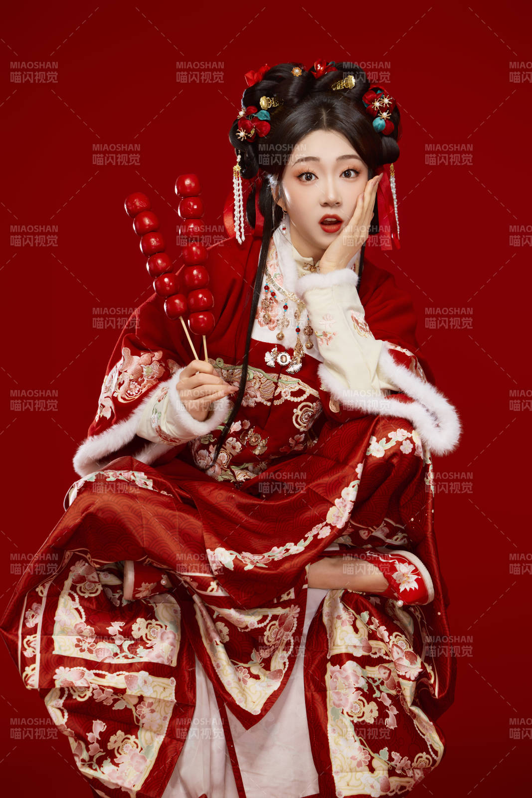 身穿喜庆汉服手拿糖葫芦的可爱中国美女图片