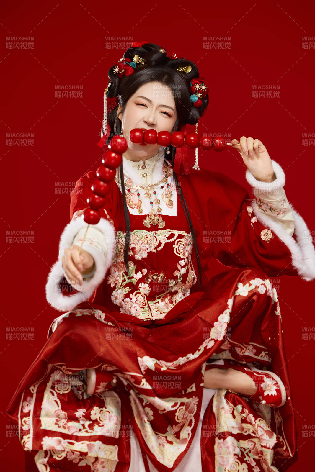 身穿喜庆汉服手拿糖葫芦的可爱中国美女图片