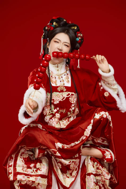 身穿喜庆汉服手拿糖葫芦的可爱中国美女图片