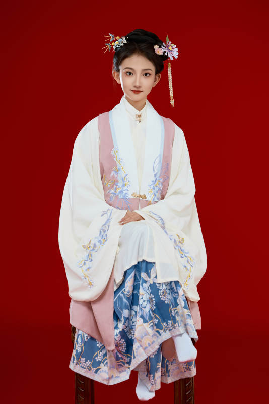 红色背景下穿着中国明朝明制汉服服饰的少女图片