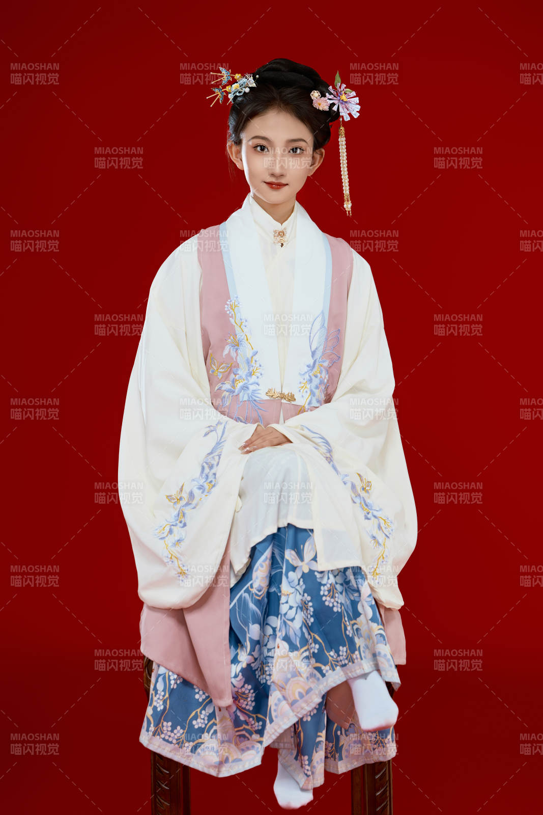 红色背景下穿着中国明朝明制汉服服饰的少女图片