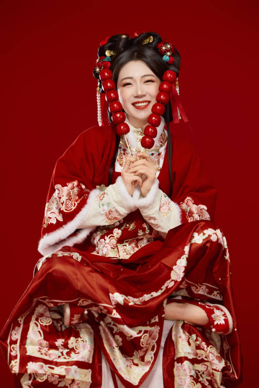 身穿喜庆汉服手拿糖葫芦的可爱中国美女图片