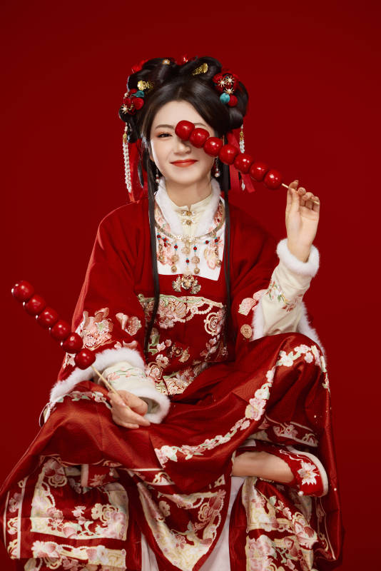 身穿喜庆汉服手拿糖葫芦的可爱中国美女图片