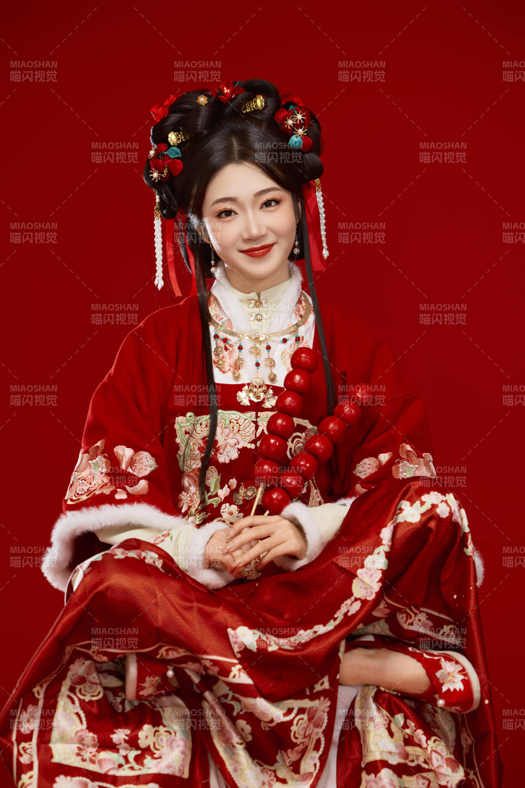 身穿喜庆汉服手拿糖葫芦的可爱中国美女图片