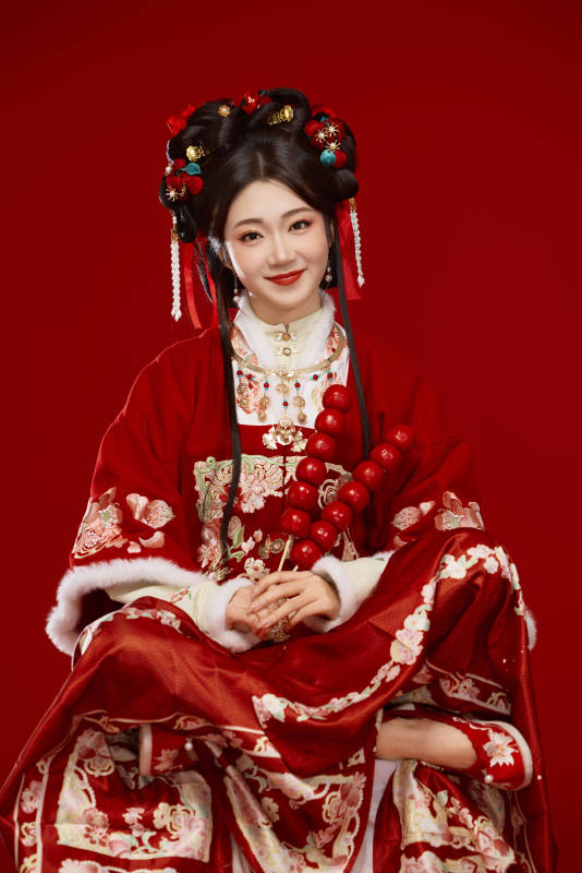 身穿喜庆汉服手拿糖葫芦的可爱中国美女图片