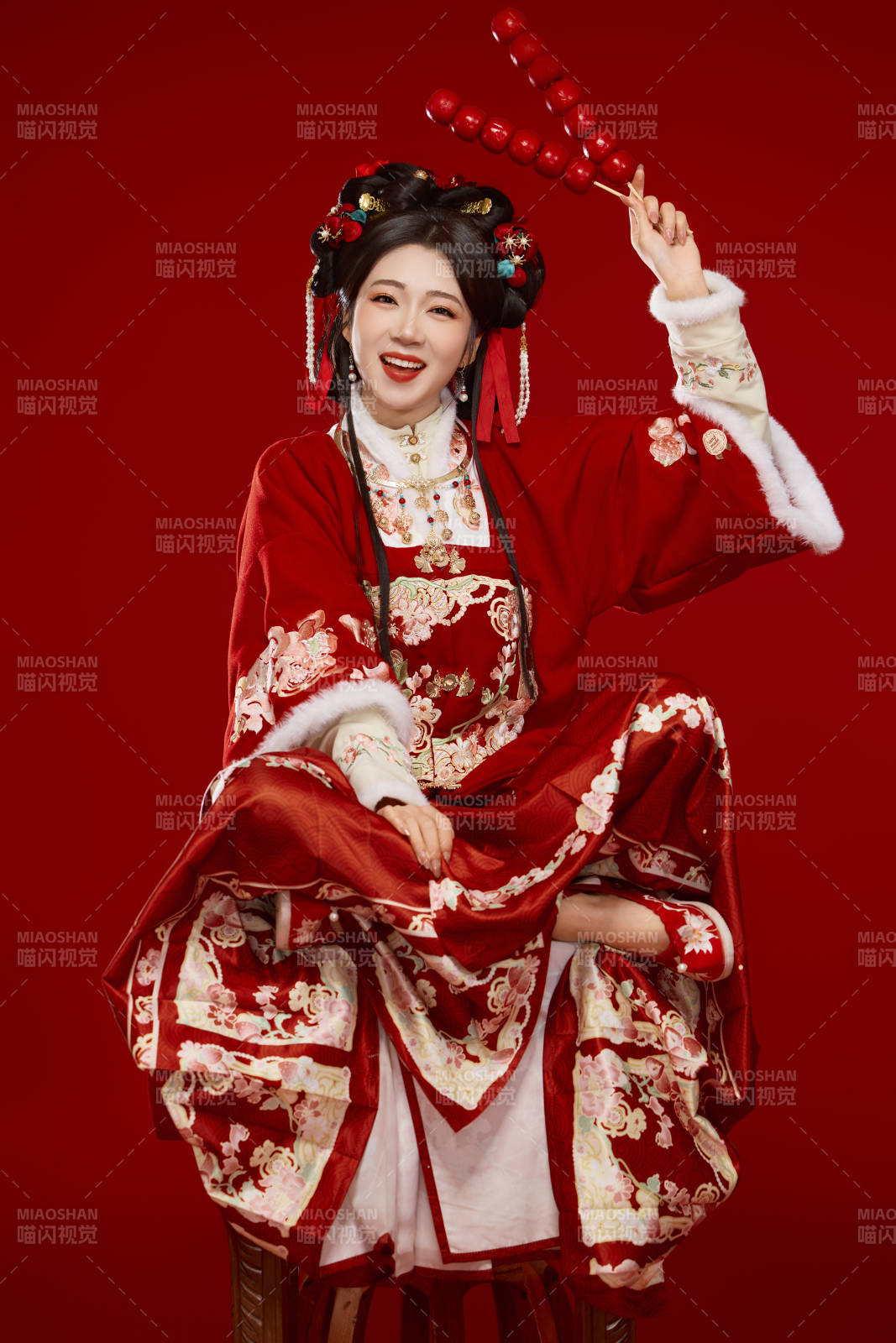 身穿喜庆汉服手拿糖葫芦的可爱中国美女图片