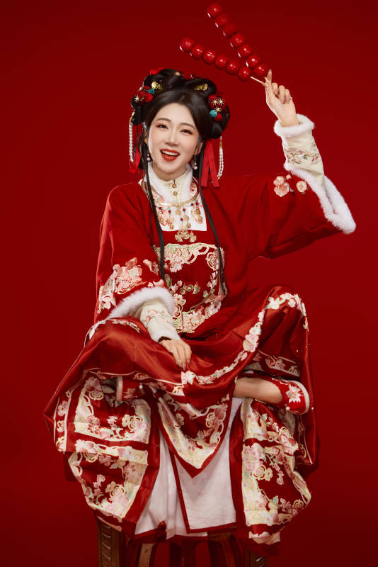身穿喜庆汉服手拿糖葫芦的可爱中国美女图片
