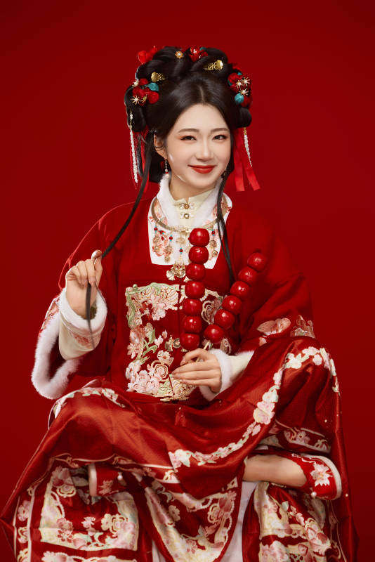 身穿喜庆汉服手拿糖葫芦的可爱中国美女图片