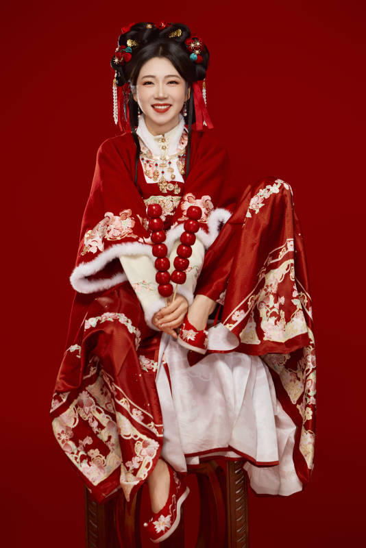 身穿喜庆汉服手拿糖葫芦的可爱中国美女图片