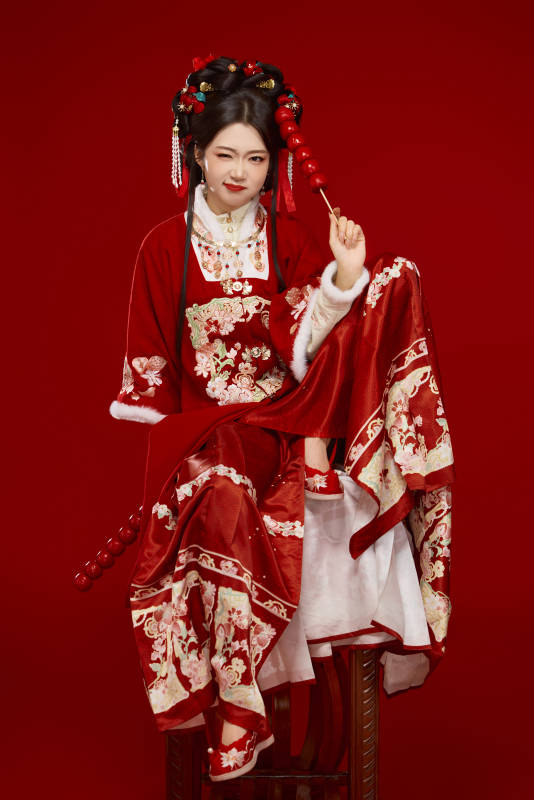 身穿喜庆汉服手拿糖葫芦的可爱中国美女图片