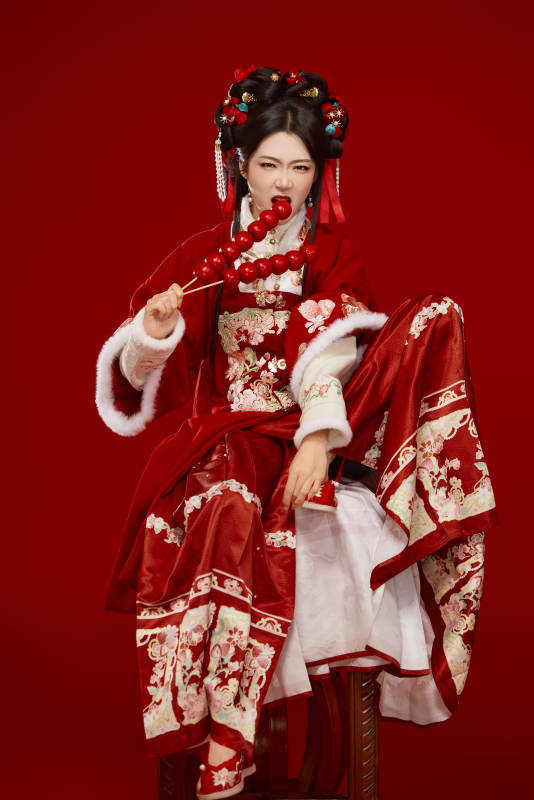 身穿喜庆汉服手拿糖葫芦的可爱中国美女图片