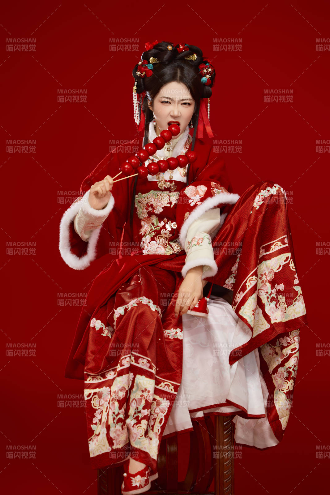 身穿喜庆汉服手拿糖葫芦的可爱中国美女图片