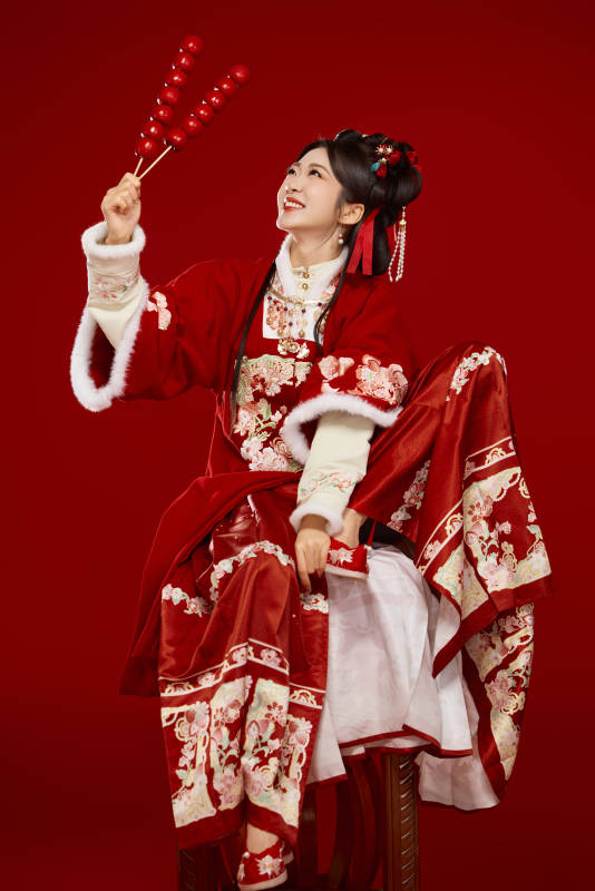 身穿喜庆汉服手拿糖葫芦的可爱中国美女图片