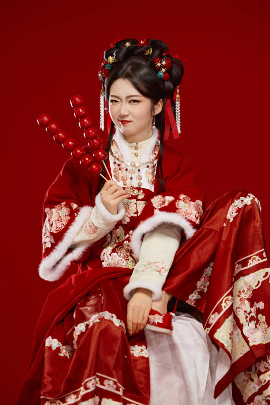 身穿喜庆汉服手拿糖葫芦的可爱中国美女图片