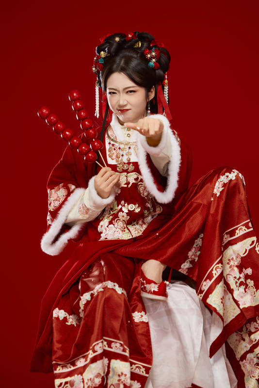 身穿喜庆汉服手拿糖葫芦的可爱中国美女图片