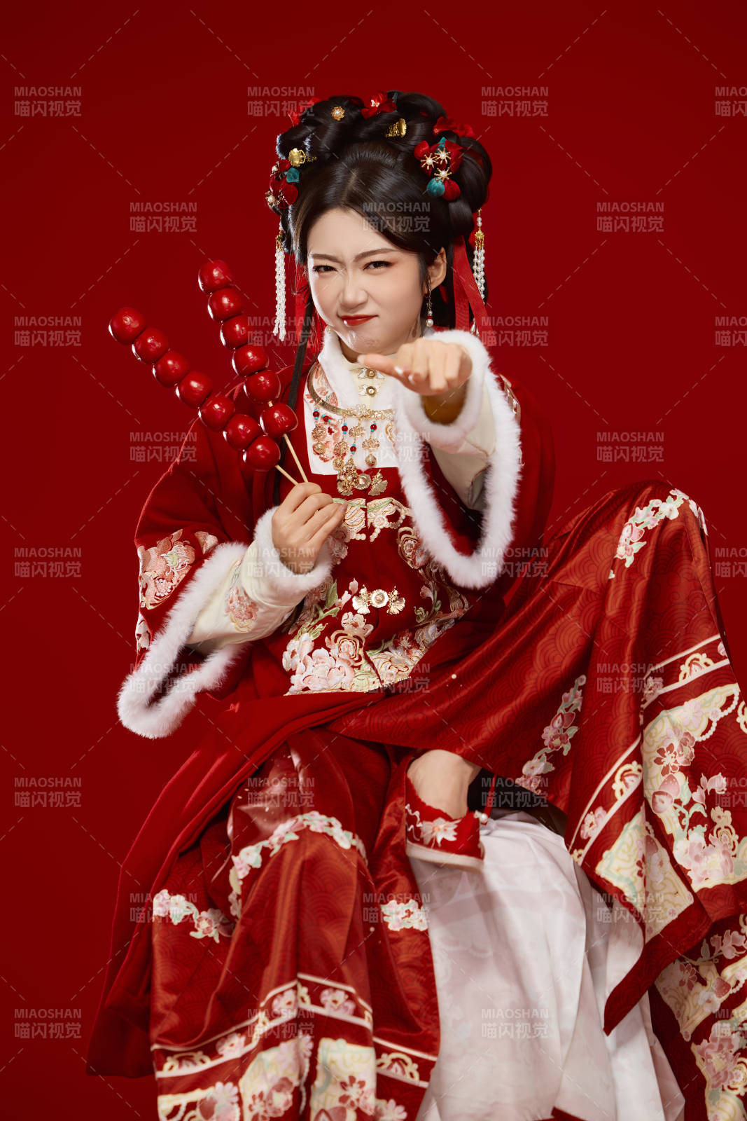 身穿喜庆汉服手拿糖葫芦的可爱中国美女图片