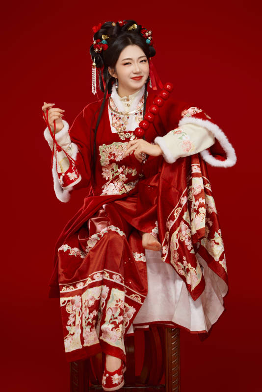 身穿喜庆汉服手拿糖葫芦的可爱中国美女图片